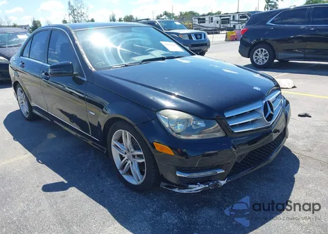2012 Mercedes-Benz C 250 Luxury/Sport z USA, uszkodzony, nr VIN WDDGF4HB5CR206382